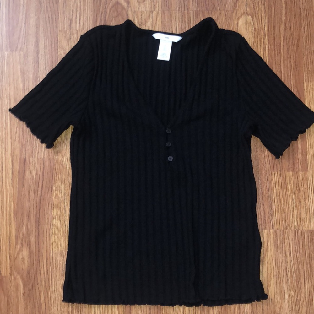 H&M Medium button V shirt
